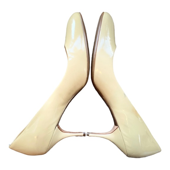 Coach buttery yellow tan patent leather kitten heels shoes. - Picture 5 of 6